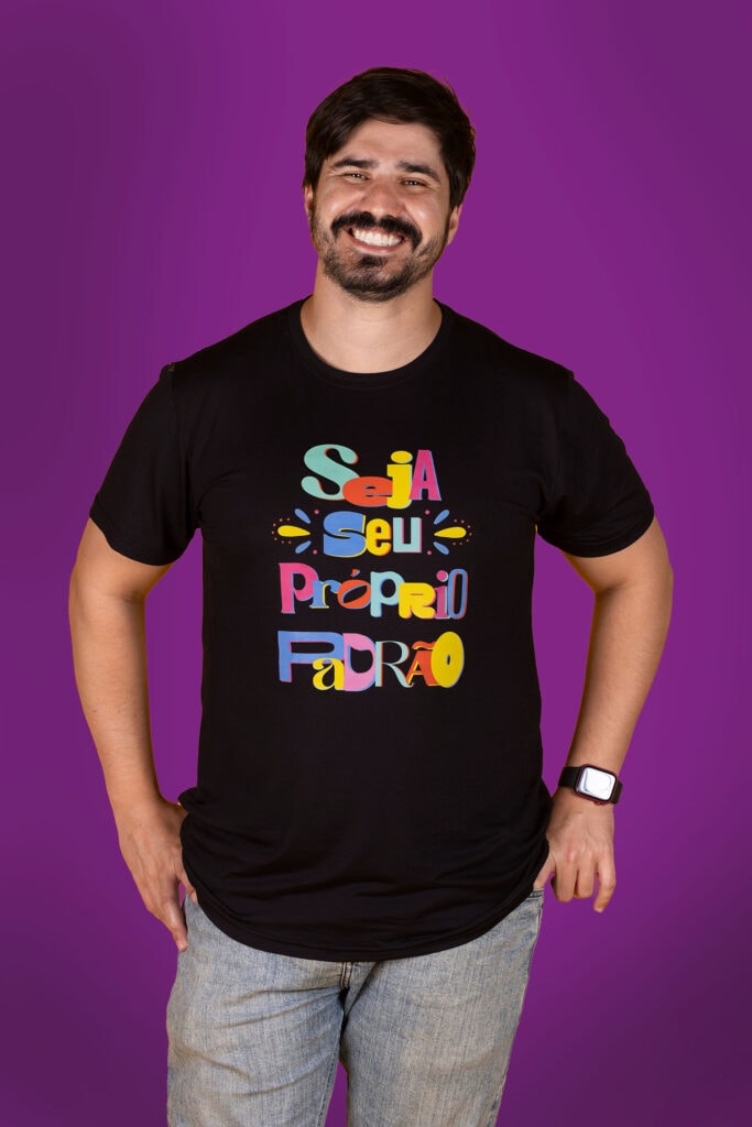 Camiseta Seja Seu Próprio Padrão - Preta, Mais Longa - Imagem 2