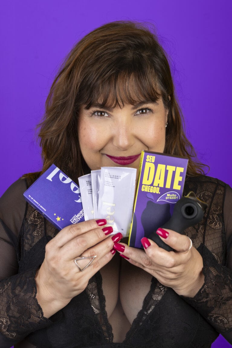 Mariana Xavier com o Date, o gel e os itens do kit