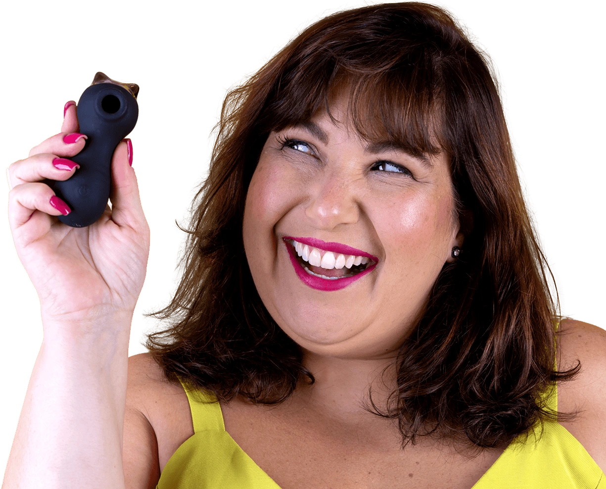Mariana Xavier sorrindo e segurando o sugador de clitóris Date