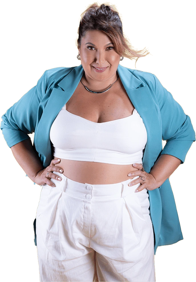Mariana Xavier em pé, de jaqueta azul